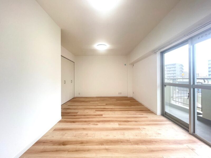 【洋室：約11.4帖】南西向きのサンルームと南東向きバルコニーに面し、2面採光があり陽当たりや風通りの良い洋室です。間口が広く使い勝手の良いクローゼットを備えています。