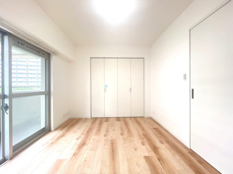 【洋室：約5.2帖】こちらも南西向きで明るい洋室です。ナチュラルテイストな内装は、どんなインテリアとも相性が良く、家具や空間を引き立てます。クローゼットも備えています。