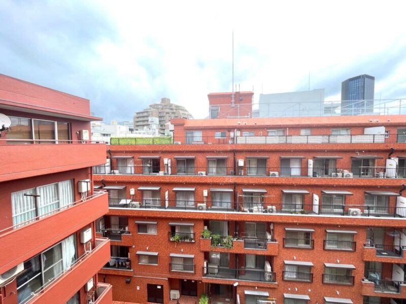 【住戸からの眺望】前面の建物まで距離が保たれているので陽光も注ぎ、開放感もあり、空も仰げる眺望です。