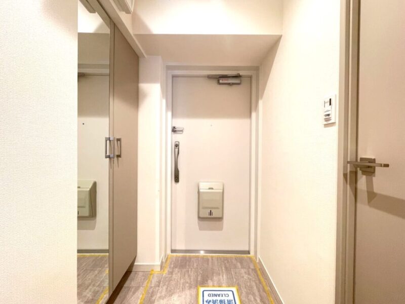 【玄関】玄関は落ち着いた雰囲気です。高さのあるシューズクローゼットが設置されており、フロートタイプなので、お掃除もしやすく玄関フロアもさらに広く感じられます。姿見も付いていて、お出掛け前の身だしなみチェックもできます。人感センサー付きで帰宅時には、暗い室内のスイッチを探すことなく、明るい玄関がお出迎えしてくれます。