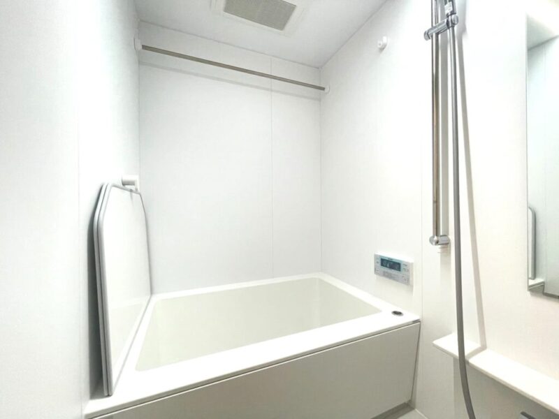 【浴室】ホワイトを基調としたすっきりとした内装のリラックス空間となっています。「ウルトラファインバブル」を含んだ水流により皮脂やメイク残り浮かせて落としうるおいも与える、高い美容機能と節水効果を両立させたRefaのシャワーヘッドや保温性の高い専用の風呂ふたも備えています。また追焚・浴室換気乾燥機付きで、バスタイムも快適です。室外干しができない梅雨や花粉の時期のお洗濯にも活躍します。