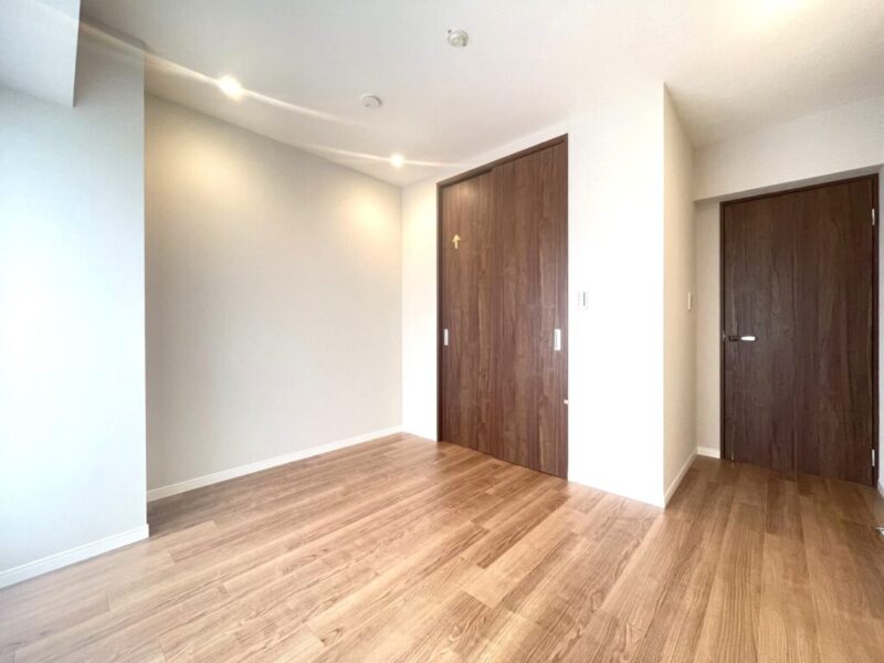 【洋室：約6.5帖】西向きの陽光が注ぎ、過ぎゆくときをゆったり感じられるお部屋です。容量のあるウォークインクローゼットを備え、居室スペースも広くご利用頂けます。大型ベッドが置ける広さで、主寝室におすすめです。