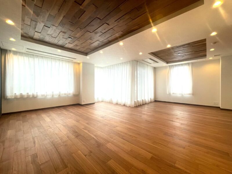 【LDK:約34.0帖】約34帖の広々としたLDKのフローリングや折り上げ天井や意匠性のある建具は、天然無垢のウォルナット材をふんだんに使用しています。重厚感のある深い墨絵のような美しい木目は、木のぬくもりを感じます。上質な素材を使って造り上げた空間は、高級感と安らぎをもたらします。