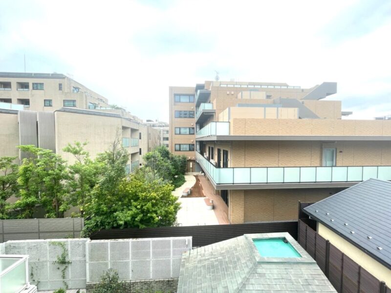 【住戸からの眺望】前面の建物まで距離が保たれているので陽光も注ぎ、周辺は低層の建物も多く開放感もあり、広い空も仰げる眺望です。