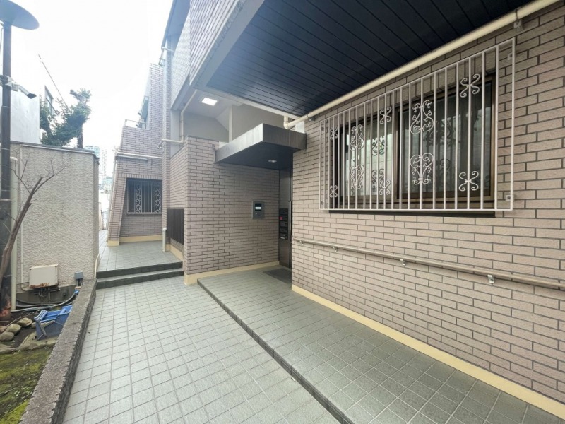 【エントランス】邸宅感を演出する重厚感あるエントランスアプローチが印象的です。オートロックや防犯カメラを備え、都市生活に安心感をもたらします。