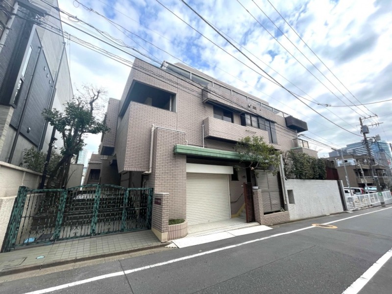 【外観】端正なフォルムとブラウンタイルの重厚感ある外観が、松濤の邸宅街にふさわしい気品を演出します。1978年5月築、白石建設施工、宅地開発旧分譲の地下1階地上3階建、総戸数7戸の低層レジデンスです。複数路線利用可能な「渋谷」駅徒歩圏内。新宿・品川・東京方面へスムーズにアクセスでき、交通利便性の高いロケーションです。大型商業施設が集積する渋谷駅周辺を生活圏としながら、周辺にはスーパーやコンビニ、ドラッグストアも徒歩圏に揃い、日常生活を快適にサポートします。近くの「鍋島松濤公園」をはじめ緑豊かな環境が広がり、教育施設や医療機関も徒歩圏に整う、子育て世帯にも嬉しい住環境です。渋谷区松濤の閑静な邸宅街に位置し、都心の利便性と穏やかな住環境を兼ね備えています。