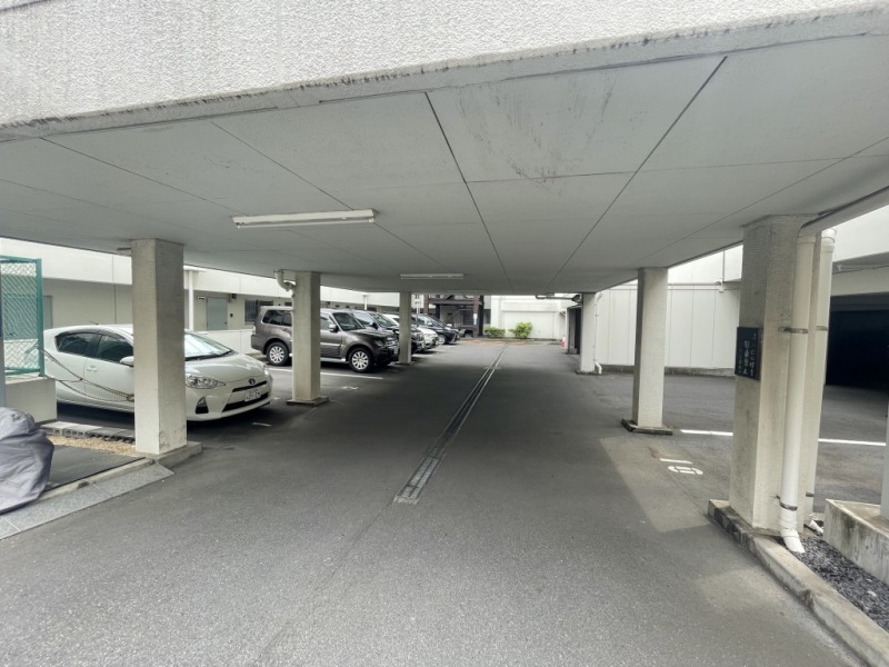 【駐車場】乗り降りや入出庫しやすい敷地内の平置き駐車場です。