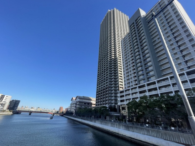 【外観】溢れる緑と水辺に映えるアースカラーの外観で、街中でひと際目を惹く超高層タワーレジデンスです。1998年2月築、三井住友建設施工、石川島播磨重工業・石川島興業旧分譲の地下2階付地上50階建、総戸数624戸のビッグコミュニティです。月島・勝どきエリアの再開発で生まれた晴海トリトンスクエア。商業・オフィス・住宅が融合した晴海トリトンスクエアの利便性を享受できる、湾岸エリアを代表するタワーレジデンスです。敷地内に水・緑・花の3つのテラスを有し、季節折々の自然も感じられます。最寄りの「月島」駅をはじめ、「勝どき」駅へもアクセスしやすく、都心主要エリアへの通勤・通学に便利。都バスやBRTも利用でき、多彩な移動手段が整った交通利便性が魅力です。日常の買い物に便利な「晴海トリトン」直結。カフェやスーパー、フィットネスも揃い、快適な暮らしをサポート。緑豊かな住環境で公園も点在し、区立保育園・小・中学校も至近にあり、ファミリーにも理想的な住まいです。