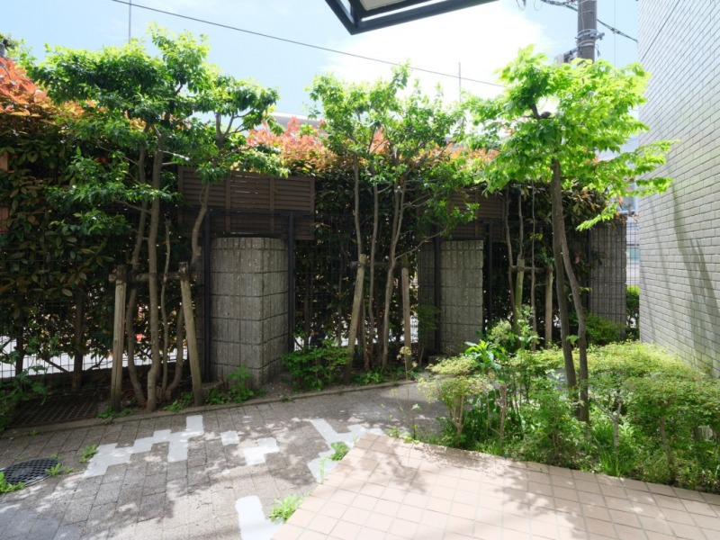 【専用庭】植栽で囲われ、緑豊かで外部からの視線も感じにくく、プライベート空間で至福のひとときを満喫できます。テラスは、テーブルやチェアなども置ける広さで、カフェタイムなどリフレッシュや寛ぎのスペースとしてもゆったりお過ごし頂けます。