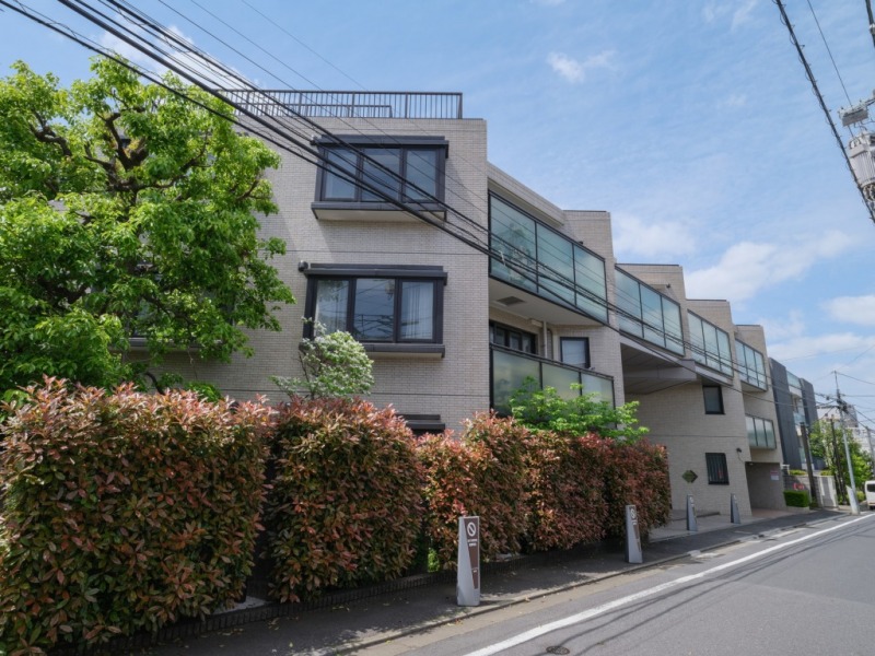 【外観】表参道の街並みに調和しつつ、存在感のある意匠性の高い外観。洗練と品格を兼ね備えた佇まいです。1997年9月築、西松建設施工、東京興産旧分譲の地上5階建、総戸数31戸のレジデンス。「表参道」駅徒歩5分、「明治神宮前」駅や「原宿」駅も徒歩圏な為、複数路線が利用可能で、渋谷・新宿・大手町方面へのアクセスもスムーズ。通勤・通学にも便利な立地です。「表参道ヒルズ」や表参道エリアならではの洗練された路面店が建ち並ぶエリアに近く、ショッピングや外食が気軽に楽しめる利便性の高い住環境です。加えてコンビニやスーパー、ドラッグストアが点在し、日常の買い物も快適です。「明治神宮」や「代々木公園」も身近にあり、都心にいながら豊かな自然を感じられます。「神宮前小学校」も至近に位置し、通学もしやすく子育てファミリーにもお勧めの住環境です。また流行の発信地・神宮前に立地しながら、一本入った落ち着きある環境。都心の利便と静穏を享受できます。
