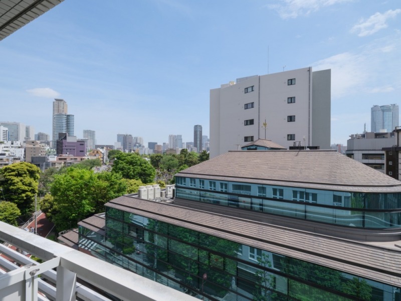 【住戸からの眺望】周囲は高層の建物も少なく、都会的な風景の中にも緑と広い空が融合した爽快な眺望です。