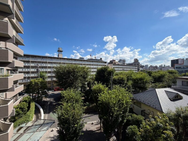 【住戸からの眺望】「幡ヶ谷第三公園」の緑が広がり、広い空のブルーと豊富なグリーンのコントラストが美しい開放感のある爽快な眺望です。