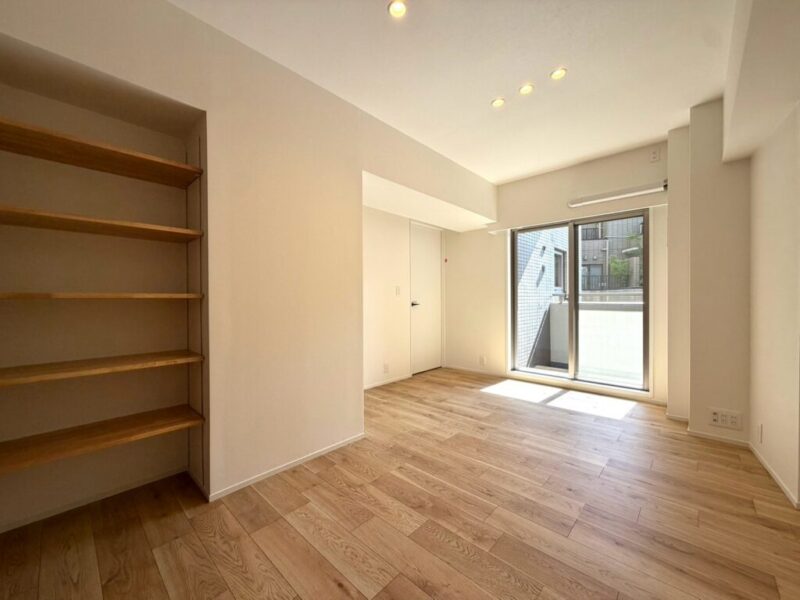 【洋室:7.5帖】西向きの陽光が注ぎ、過ぎゆくときをゆったり感じられるお部屋。可動棚やウォークインクローゼットを備え、大型ベッドが置ける広さで、主寝室におすすめです。