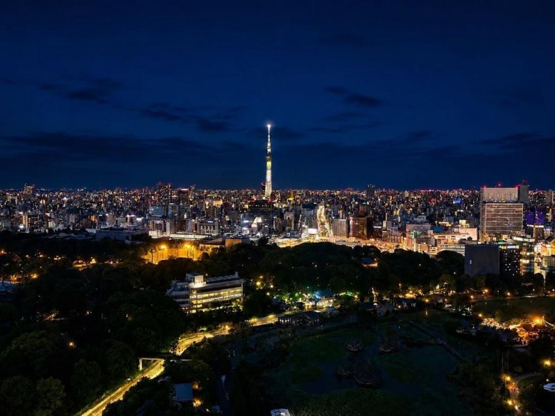 【住戸からの眺望】東京スカイツリーをアクセントに、圧巻の都心眺望をリビングで寛ぎながら、贅沢に堪能できます。都心部と水辺が共存した美しく煌びやかな夜景が望めます。