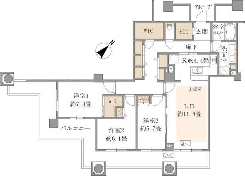 【間取り:3LDK】専有面積94.12㎡、バルコニー面積28.99㎡。床暖房付きの約11.8帖のリビングダイニングに約4.4帖のキッチン。ウォークインクローゼット付きの約7.3帖、クローゼット付きの約6.1帖と約5.7帖の洋室があり、廊下に複数の収納やウォークインクローゼット、玄関にシューズインクローゼットを備え、収納が豊富です。陽当たり・通風・眺望良好な南東向き住戸です。