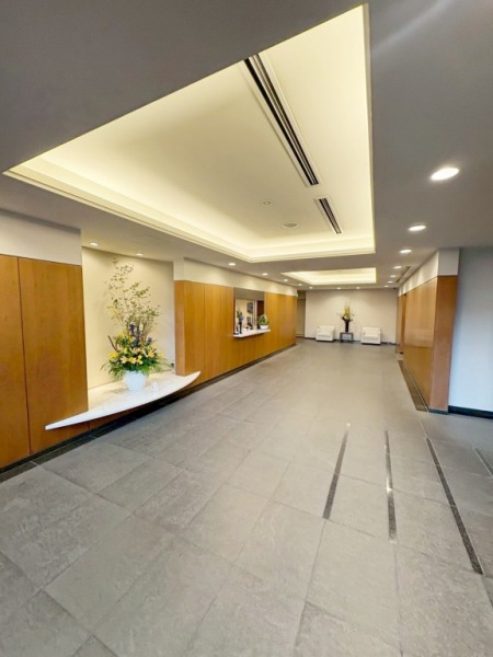 【共用部】上質で落ち着いた雰囲気の空間です。都心生活にふさわしい洗練が感じられます。コンシェルジュがホテルライクなフロントサービスを提供し、日々の快適な暮らしをサポート致します。またタワーレジデンスならではの多彩な共用施設が整っています。安心感あるタワーライフを実現します。
