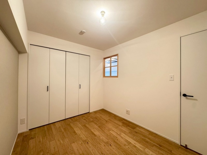 【洋室：5.0帖】リビングに隣接しつつ独立性もあるこちらのお部屋は、目が届きやすくお子様のお部屋にもおすすめです。室内窓もありリビングとの繋がりも感じやすい安心感があります。