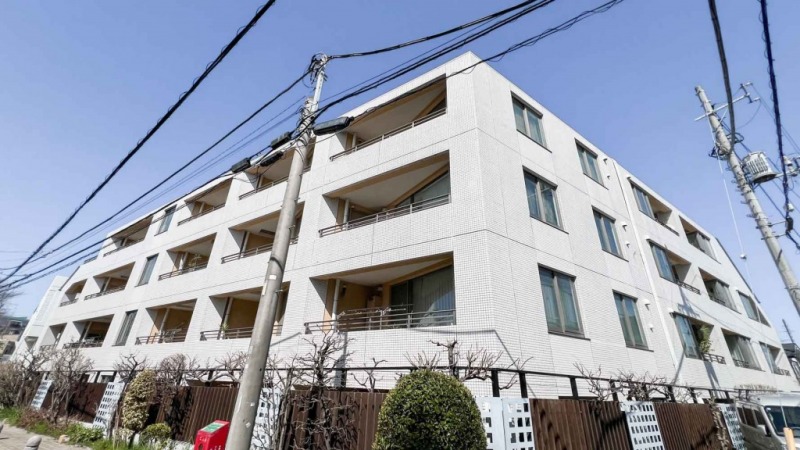 【外観】ホワイトタイル張りの重厚感と品格漂う佇まいが、諏訪山の落ち着いた街並みに美しく調和します。2003年10月築、土屋組施工、三菱地所旧分譲「パークハウス」シリーズで地下1階地上4階建、総戸数30戸の低層レジデンスです。「中目黒」駅を最寄りとし、東横線・日比谷線の2路線利用可能。都心主要エリアへダイレクトアクセスできる交通利便性が魅力です。商業施設や生活利便施設が身近に揃い、暮らしやく、目黒川沿いのショップやカフェ巡りも気軽に楽しめます。区立小学校は至近に位置し、周辺には公園や教育施設、医療機関が点在し、子育て世帯にも安心の住環境。四季を感じる自然も身近にあり、人気の中目黒駅徒歩圏にありながら、緑と静けさを感じられる住宅街に佇むレジデンスです。