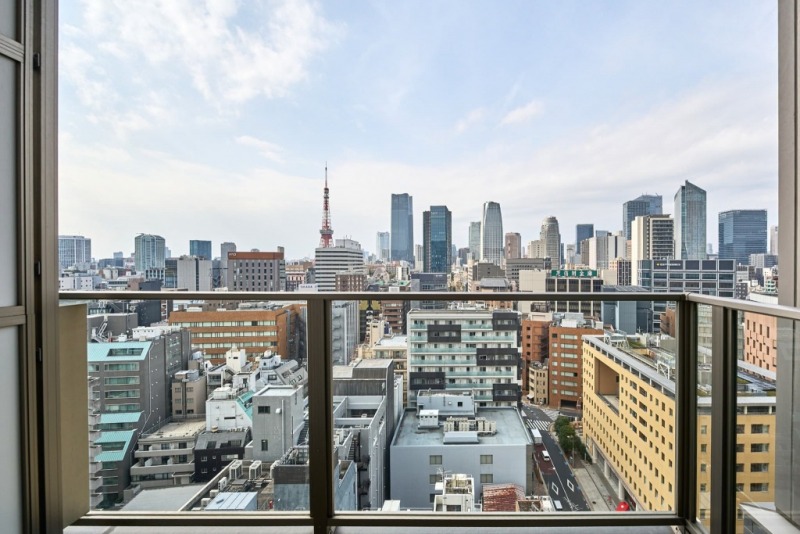 【住戸からの眺望】東京タワーをアクセントに港区を一望でき、高層ビルが建ち並ぶ都心部の壮観な景色を手中に収めることができます。夜には、広がる都心の明かりがより一層美しく煌びやかな夜景が贅沢にも自邸から堪能できます。