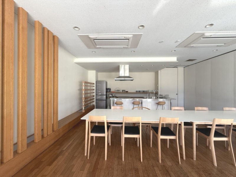 【パーティールーム】調理器具一式に冷蔵庫も備えており、複数人で調理をしたり、パーティができます。