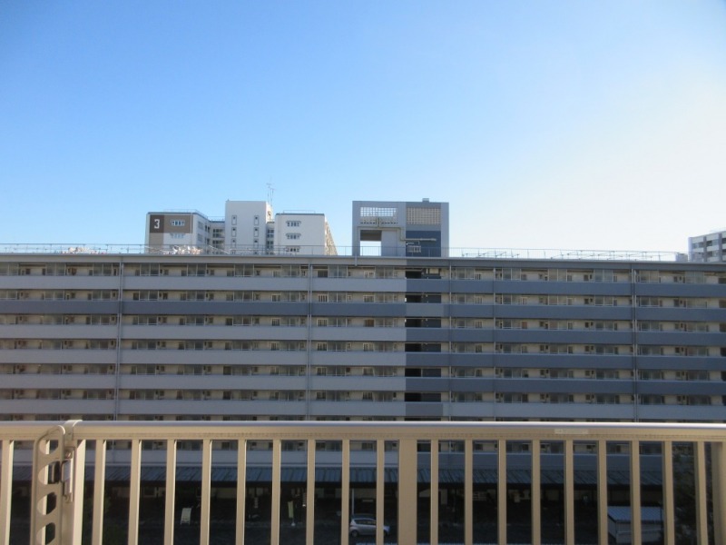 【住戸からの眺望】眼下は道路で、前面の建物まで距離が保たれているので陽光も注ぎ、開放感もあり、広い空も仰げる眺望です。