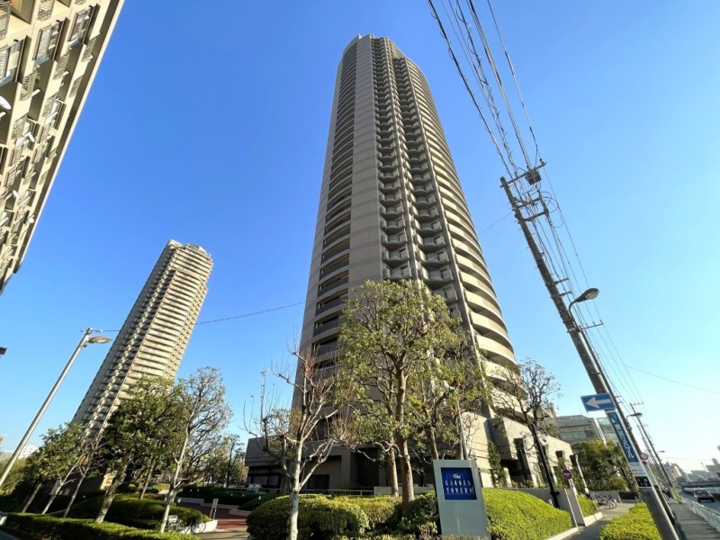 【外観】周囲の緑に馴染むアースカラー円筒形の超高層ツインタワーフォルム。水辺と空に映える存在感が街のランドマークとして際立ちます。1997年1月築、大成建設施工、城東製鋼旧分譲の地下2階付地上39階建、総戸数470戸のビッグコミュニティです。東京メトロ半蔵門線・都営新宿線「住吉」駅徒歩約6分、都営新宿線「西大島」駅徒歩約7分。大手町・渋谷・新宿方面へスムーズにアクセスでき、通勤・通学にも便利です。周辺には緑豊かな公園や教育施設、医療機関が揃い、子育て世帯からシニア層まで安心して暮らせる住環境です。