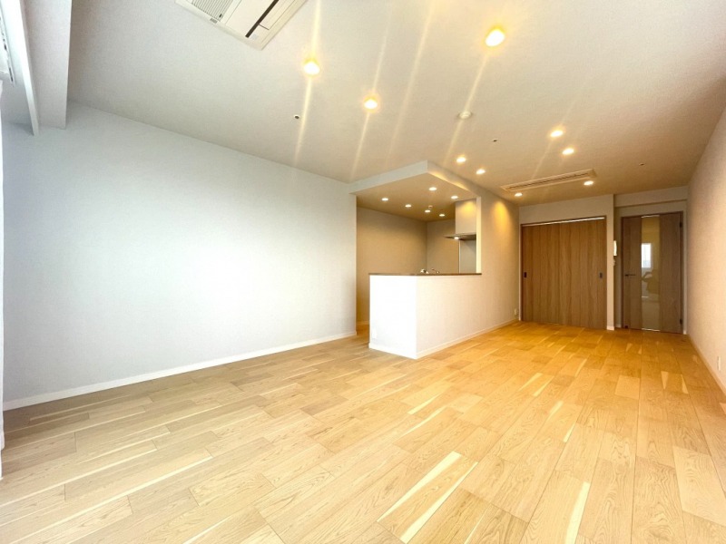 【LDK:約20.7帖】ホワイトを基調とした内装に、木目の美しいフローリングや建具で、木のぬくもりを感じるナチュラルモダンな雰囲気のリビングダイニングとなっています。