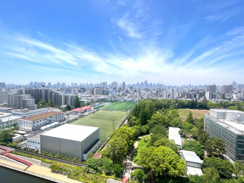 【住戸からの眺望】眼下は、「猿江恩賜公園」で、緑豊かな広大な敷地が広がります。奥には東京駅方面の高層ビル群まで望め、爽快な眺望です。