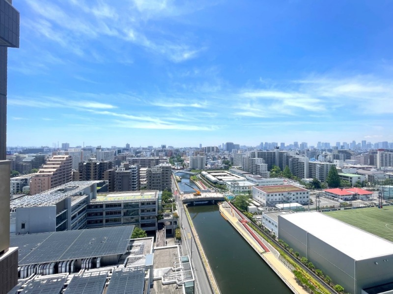 【住戸からの眺望】南側は、パノラマビューで抜け感もあり、水と緑と広い空を感じられる爽快な眺望です。