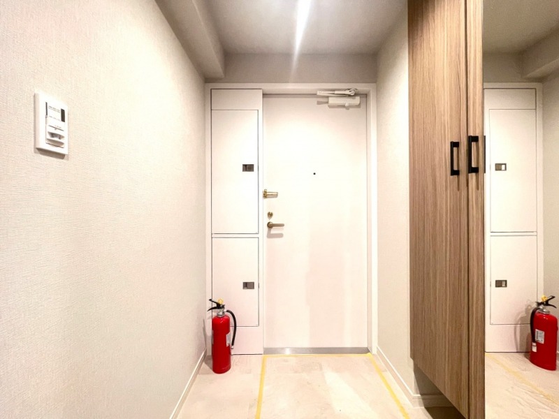 【玄関】玄関は落ち着いた雰囲気です。高さのあるシューズクローゼットが設置されており、たっぷりのシューズが収納できます。フロートタイプなので、お掃除もしやすく玄関フロアもさらに広く感じられます。姿見も付いていて、お出掛け前の身だしなみチェックもできます。