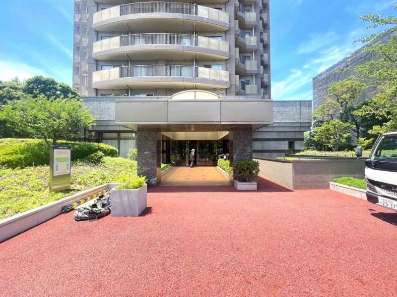 【エントランス】開放感と品格を兼ね備えたエントランス空間。ホテルライクな雰囲気が日常を彩ります。オートロックや防犯カメラを備えた安心のセキュリティ体制。宅配ボックスも設置され、不在時の荷物受け取りにも便利です。ゲストルームやスポーツジム、コンシェルジュサービスなど、タワーマンションならではの充実した共用施設が魅力です。