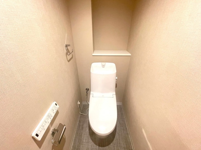【トイレ】室内は清潔感があり、すっきりとした落ち着ける空間です。トイレもうれしい温水洗浄機能付きです。