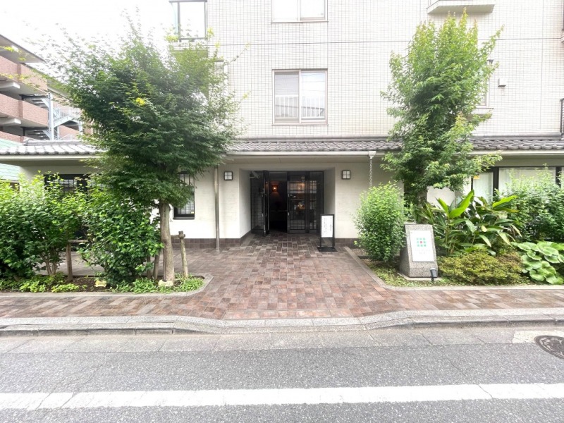 【エントランス】瓦屋根が印象的な重厚でシックなエントランス。住まいの顔として気品ある印象を与えます。オートロックや防犯カメラなどのセキュリティ設備を備え、都市生活に安心をプラス。共用部の管理体制にも配慮された住まいです。