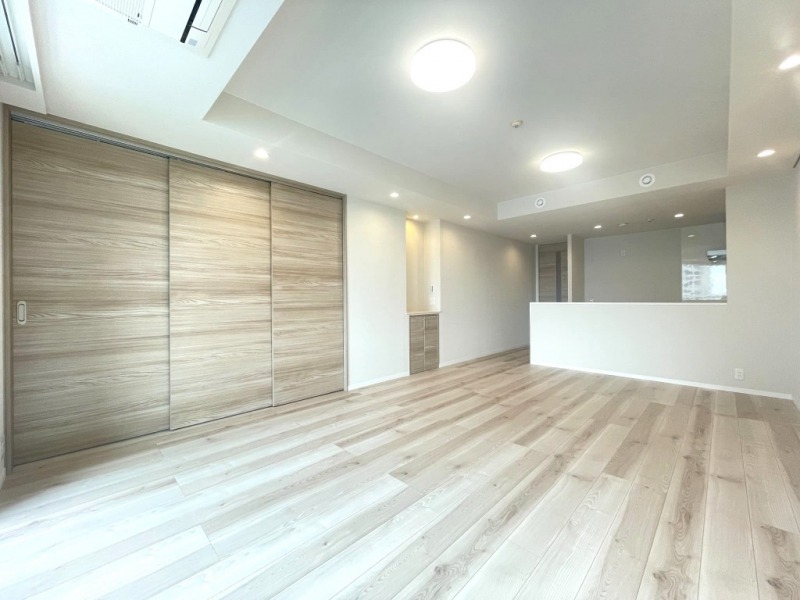 【LD:約14.1帖】ホワイトを基調とした内装に、木目の美しいフローリングや建具で、木のぬくもりを感じるナチュラルモダンな雰囲気のリビングダイニングとなっています。折り上げ天井やダウンライトは開放感があり、埋め込み型カーテンレール、ビルトインエアコンで、空間がすっきりしていてインテリアをスタイリッシュに引き立てます。