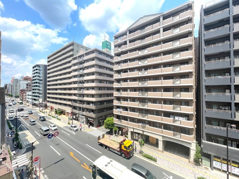 【住戸からの眺望】眼下は広い幹線道路で開放感があり、前面の建物まで距離が保たれているので陽光も注ぎ、広い空も仰げる眺望です。