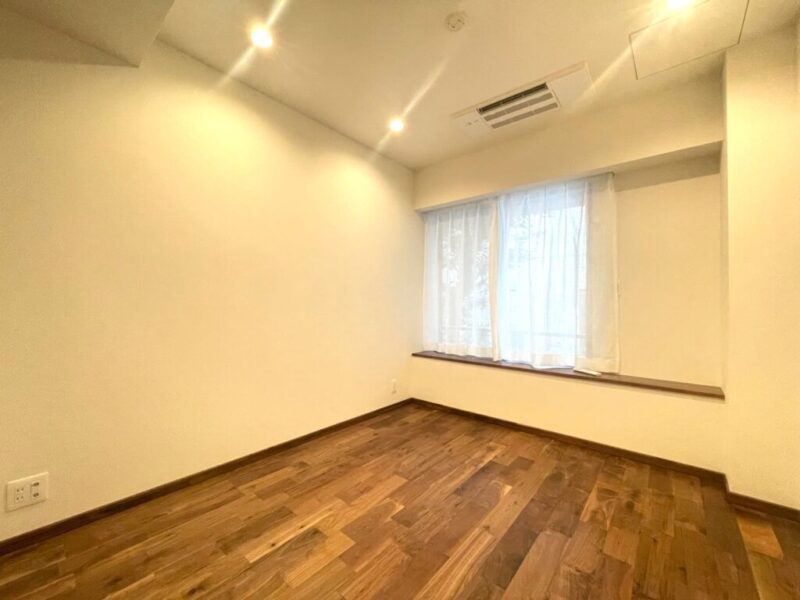 【洋室:約6.0帖】西向きの陽光が注ぎ、過ぎゆくときをゆったり感じられるお部屋です。ウォークインクローゼットを備え、シングルベッドとデスクのどちらも置ける広さがあるので、お子様のお部屋やワークスペース・書斎などに向いています。