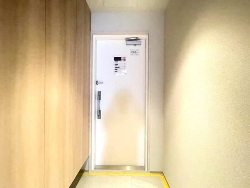 【玄関】玄関は落ち着いた雰囲気です。高さのあるウッディなシューズクローゼットが設置されており、たっぷりのシューズが収納できます。フロートタイプなので、お掃除もしやすく玄関フロアもさらに広く感じられます。