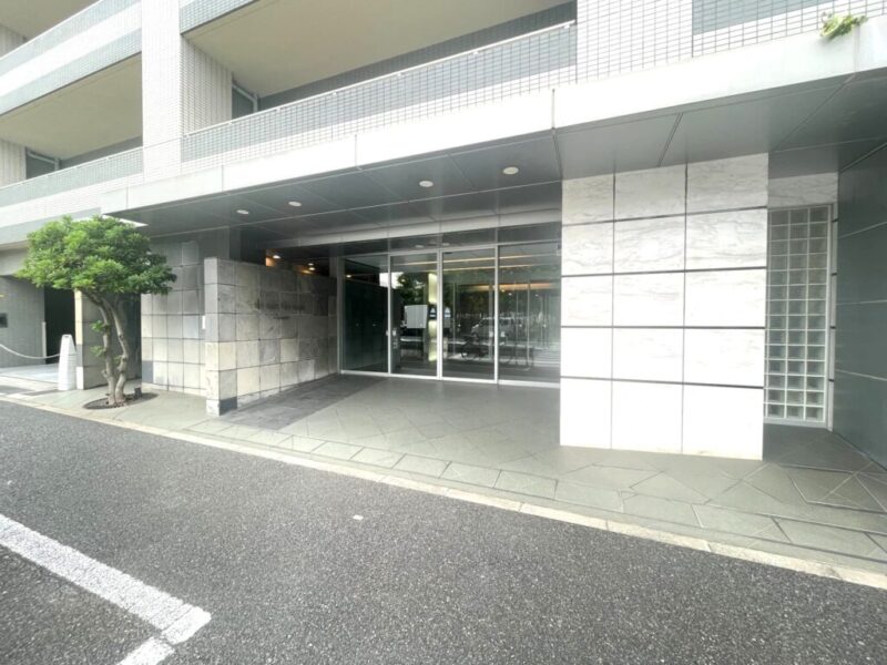 【エントランス】重厚感のある落ち着きと品格を演出するエントランスが、上質な暮らしの始まりを演出します。オートロックや防犯カメラ、宅配ボックスなど都市生活を支える設備を備え、快適性と防犯性の両立に配慮されたマンションです。コンシェルジュがホテルライクなフロントサービスを提供し、日々の快適な暮らしをサポート致します。