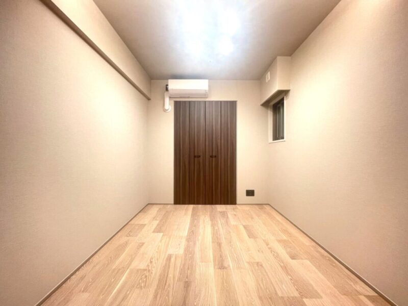 【洋室：約6.0帖】北向きの窓がある洋室は、玄関に隣接しプライベート性が高く、勉強や作業にも集中できそうなお部屋で、ワークスペースや書斎としても好適です。間口が広く使い勝手の良いクローゼットを備えており、シングルベッドとデスクのどちらも置ける広さがあるので、お子様のお部屋にも向いています。