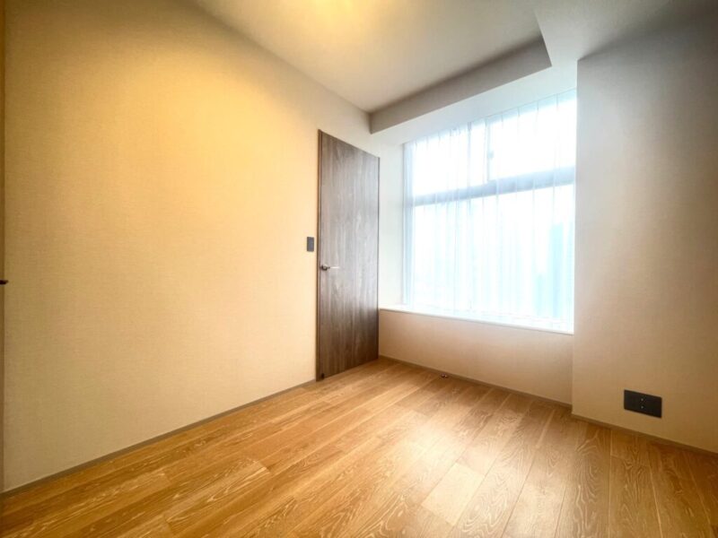 【洋室:6.5帖】南向きの採光があり陽当たりが良く心地の良い洋室です。リビングに隣接しつつ独立性もあるこちらのお部屋は、目が届きやすくお子様のお部屋にもおすすめです。