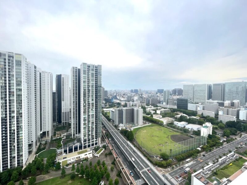 【住戸からの眺望】眼下は、緑も豊かな海洋大学の敷地が広がり、奥には、品川方面の高層ビル群も一望できます。
