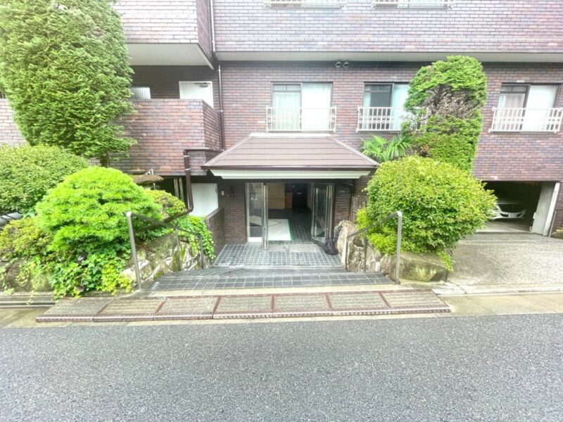 【エントランス】植栽に彩られたアプローチが、邸宅感を演出する上質なエントランス。前面道路より奥まった所に位置する、プライバシー性の高い造りです。