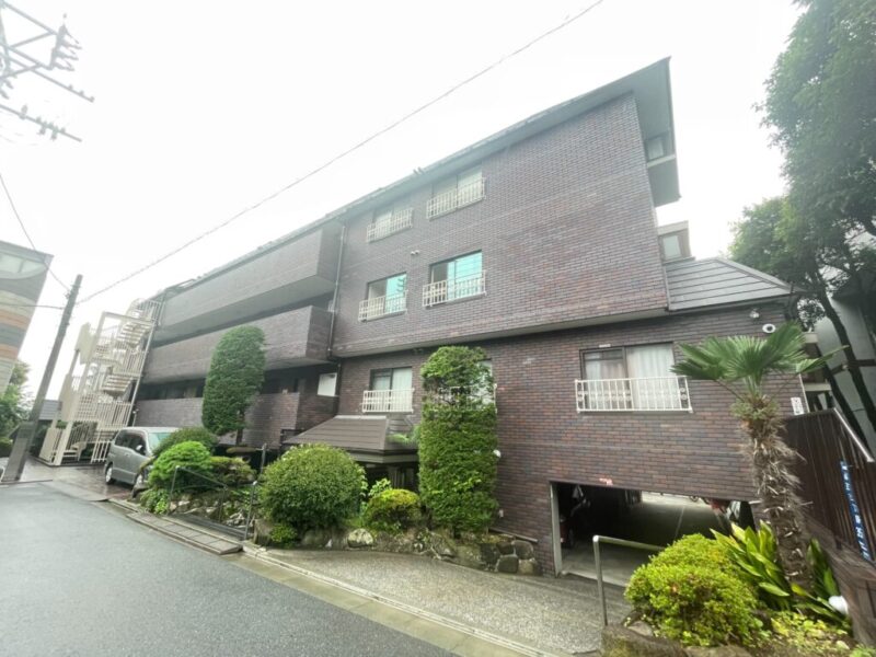 【外観】山王の邸宅街に調和する、ダークカラーのタイル張りの重厚感と品格を感じさせる落ち着いた外観デザインです。1983年4月築、熊谷組施工、サマリア興産旧分譲の地上5階建、総戸数16戸のレジデンス。「大森」駅利用で品川駅へスムーズにアクセスでき、羽田空港方面への移動にも利便性を発揮します。駅周辺にはスーパー、ドラッグストア、飲食店、金融機関などが揃い、日々の暮らしを快適にサポートします。大型商業施設や商店街が利用しやすく、買物・外食・生活サービスを身近に享受できる住環境です。近隣には公園や教育施設、医療機関が点在しており、子育て世帯にも安心感のある住環境が整っています。