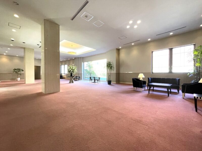 【ロビー】広々としたホテルライクなロビーには上質感が漂い、住まう方を穏やかに迎えます。共用部まで丁寧に管理された美しい住空間です。