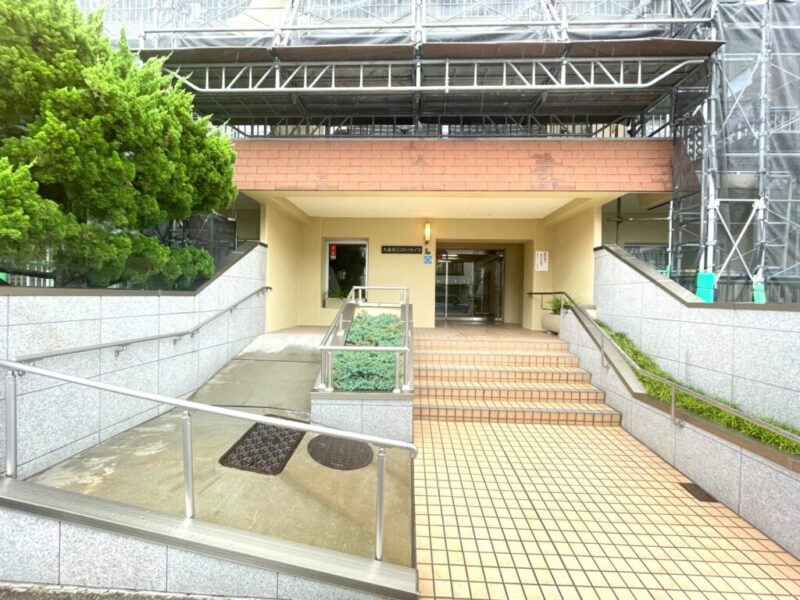 【エントランス】植栽に彩られたアプローチが心地よいエントランス。管理の行き届いた印象が魅力です。アプローチには、スロープが設けられており、ベビーカーや車いすの通行も安心です。宅配ボックスも完備し、日々の利便性にも優れています。