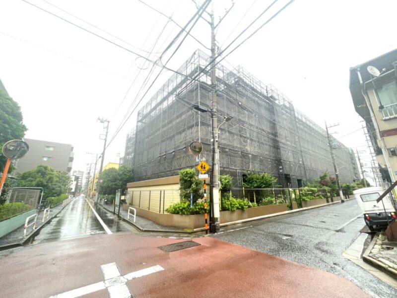 【外観：現在大規模修繕工事実施中】落ち着いた街並みに調和しつつ、スケール感のある端正なフォルム。緑を感じる住環境に映える堂々とした佇まいです。1978年10月築、長谷川工務店施工/旧分譲の地上5階建、総戸数125戸のヴィンテージマンションです。京急本線を利用して都心主要エリアへスムーズに移動可能。バス便も充実しており、JR京浜東北線「大森」駅方面へのアクセスも良好です。スーパーやドラッグストア、コンビニエンスストアが徒歩圏に揃い、商店街や大型商業施設が利用しやすく、日用品から食品まで身近で揃います。暮らしを支える施設が充実した利便性の高いエリアです。区立小・中学校が徒歩10分圏内で子育て世帯にも嬉しい立地。総合病院やクリニックも利用しやすく、安心して暮らせます。