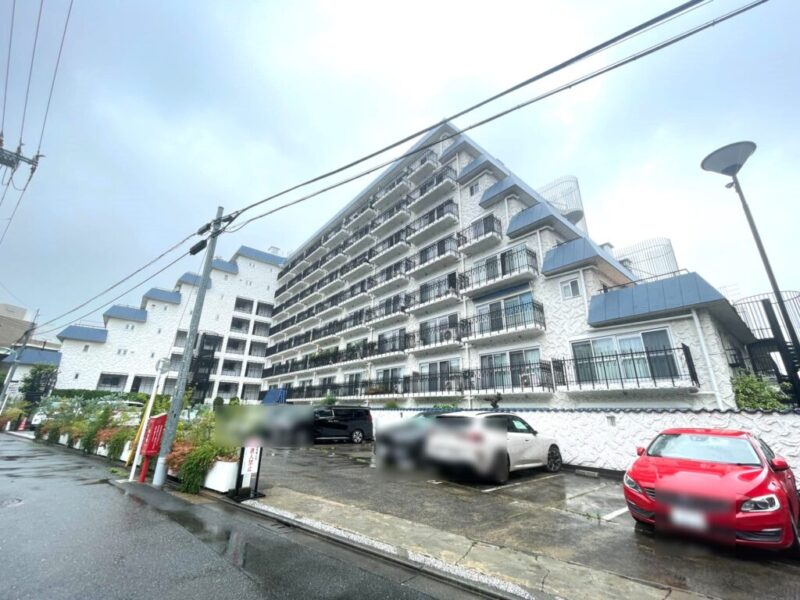 【外観】秀和レジデンスならではのブルールーフにロートアイアンの端正な佇まい。街並みに映える気品ある外観が存在感を放ちます。1970年4月築、藤田施工、秀和旧分譲の地上8階建、総戸数204戸。」複数路線が利用できる「恵比寿」駅と「中目黒」駅の2駅が徒歩圏。渋谷・六本木・銀座・大手町方面へスムーズにアクセスでき、高い交通利便性を誇ります。スーパーやコンビニ、ドラッグストアをはじめ、多彩な飲食店やカフェなど毎日のお買い物から外食まで快適に楽しめる住環境です。「恵比寿ガーデンプレイス」や中目黒エリアのショップ・レストランを気軽に利用できる立地。暮らしを彩る利便施設が身近に揃っています。目黒川や「中目黒公園」など自然を感じられるスポットが身近。教育施設や創業病院も徒歩圏に揃い、幅広い世代が安心して暮らせる環境です。