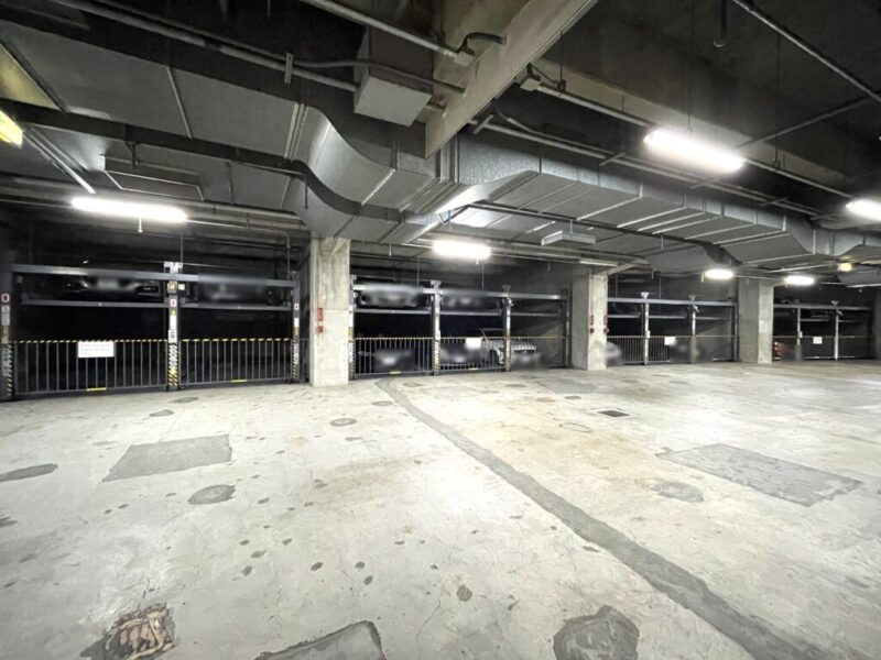 【駐車場】敷地屋内にある機械式駐車場でセキュリティーにも配慮され、天候による汚れや日焼けなどから大切なお車を守ります。住戸には、専用使用権付きの平置き駐車場が付いています。                                                                                                       