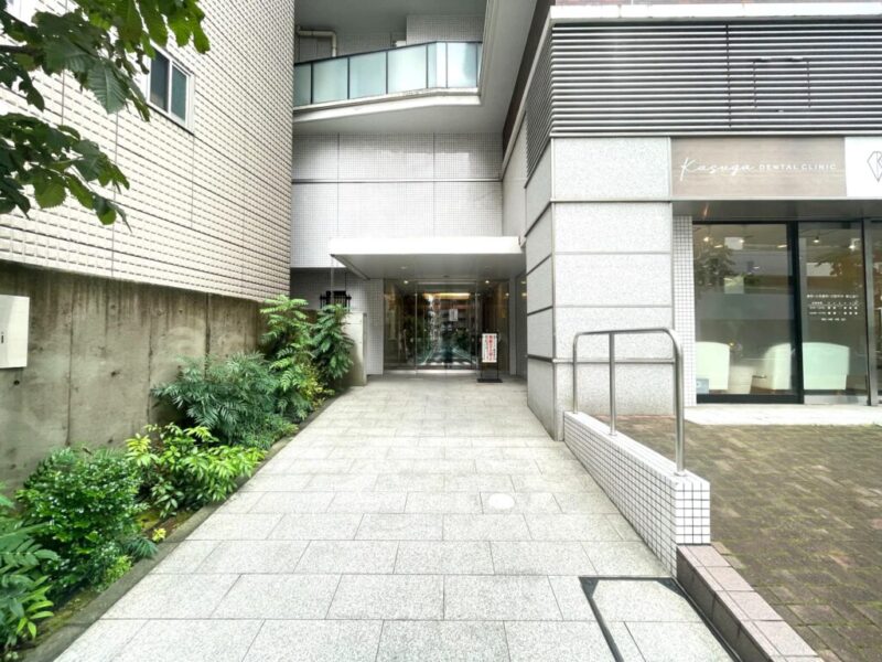 【エントランス】ゆとりあるアプローチと植栽が美しく調和し、都心でありながら落ち着きと潤いを感じられる迎賓空間です。安心のオートロックシステムに加え、防犯カメラや宅配ボックスを完備。都市生活を快適かつ安心にサポートする設備が整っています。