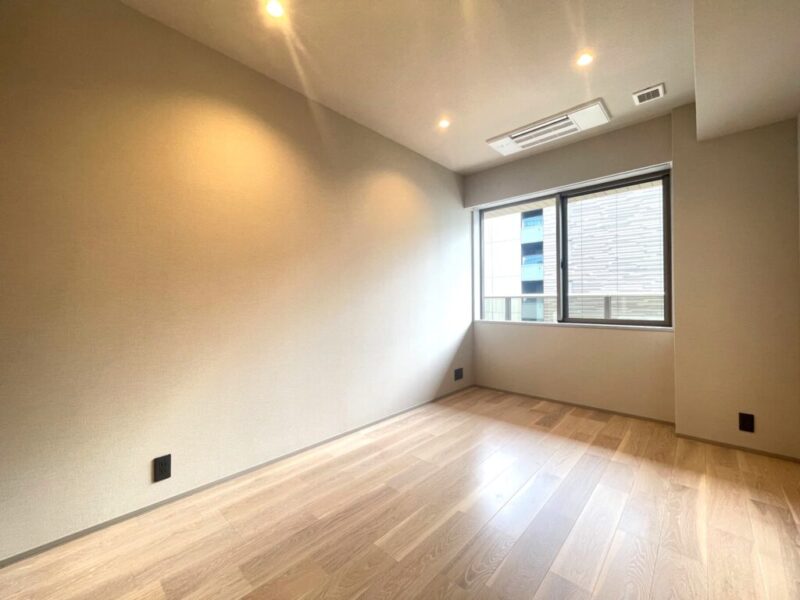 【洋室：7.1帖】全居室が南東向きで、陽当たり良好です。ナチュラルテイストな内装は、どんなインテリアとも相性が良く、家具や空間を引き立てます。